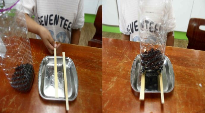 (3) 물빠짐 통 위에 나무젓가락을 11자 모양으로 놓고 콩나물시루를 올려놓는다